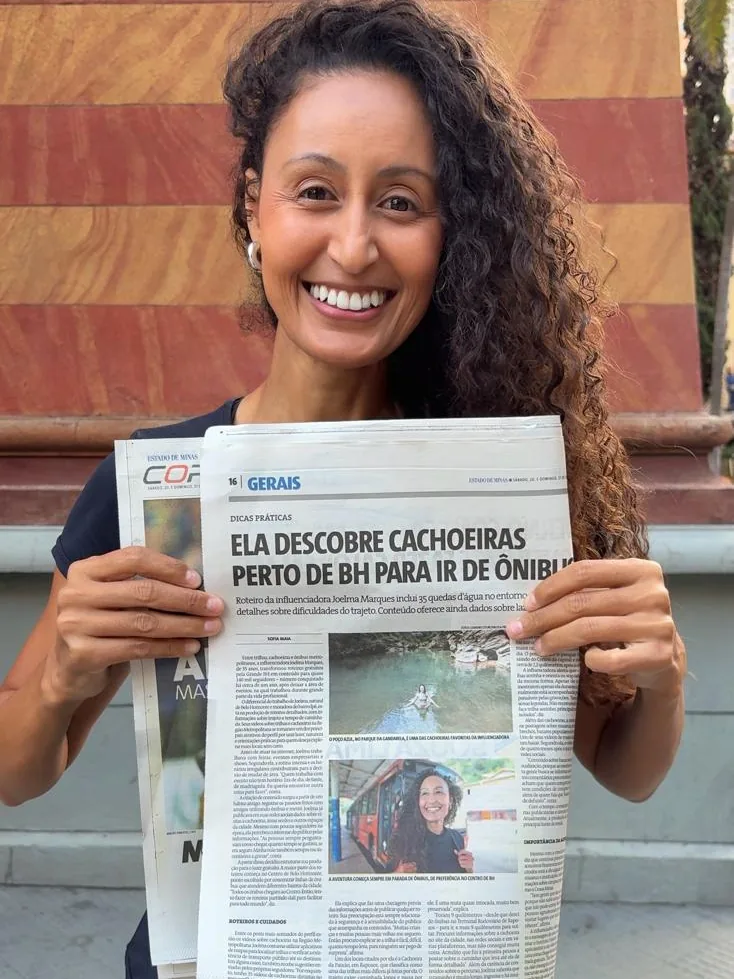 Joelma segurando o jornal Estado de Minas com a matéria sobre ela