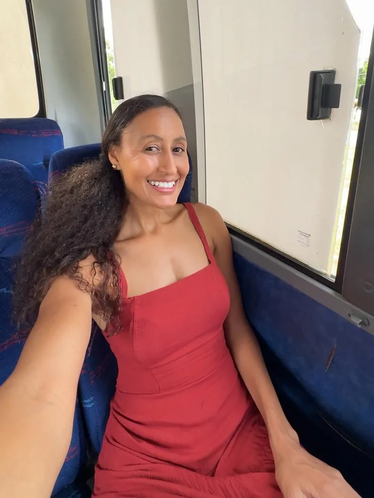 Joelma Marques, a Jojô, em um ponto de ônibus de Belo Horizonte
