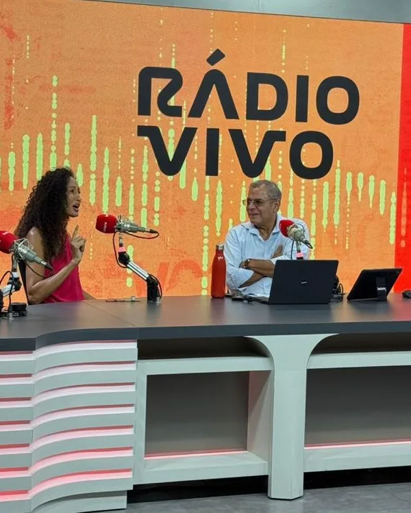 Joelma em entrevista no estúdio da Rádio Vivo
