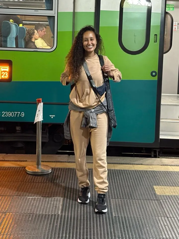 Joelma em frente ao metrô