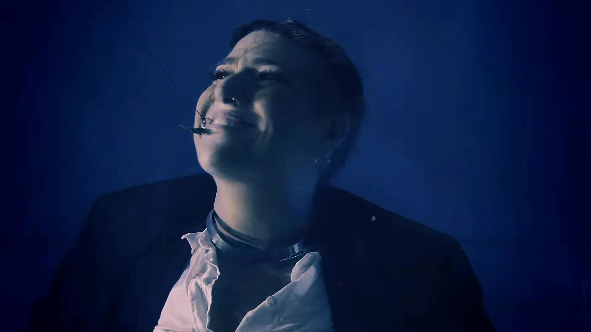 Amandona no visualizer de Quando Vi Já Fui, gravado debaixo d'água